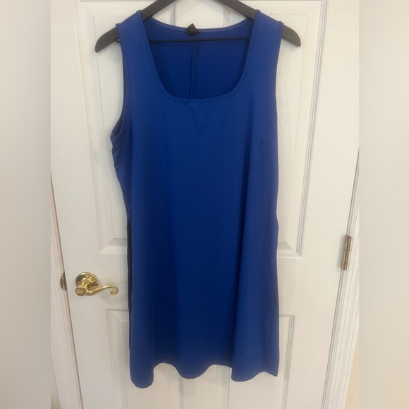 Two piece short set. Splits on the side - Picture 2 of 2